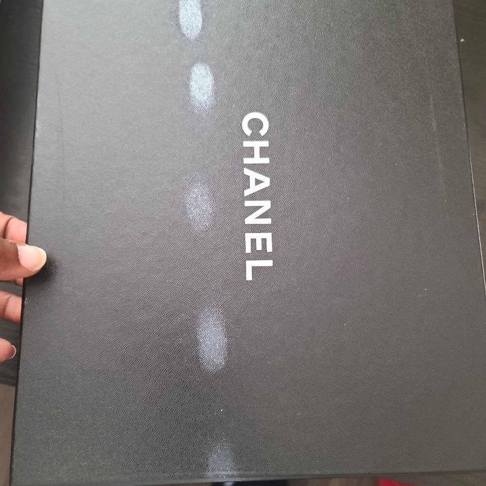 Empty chanel box and insoles